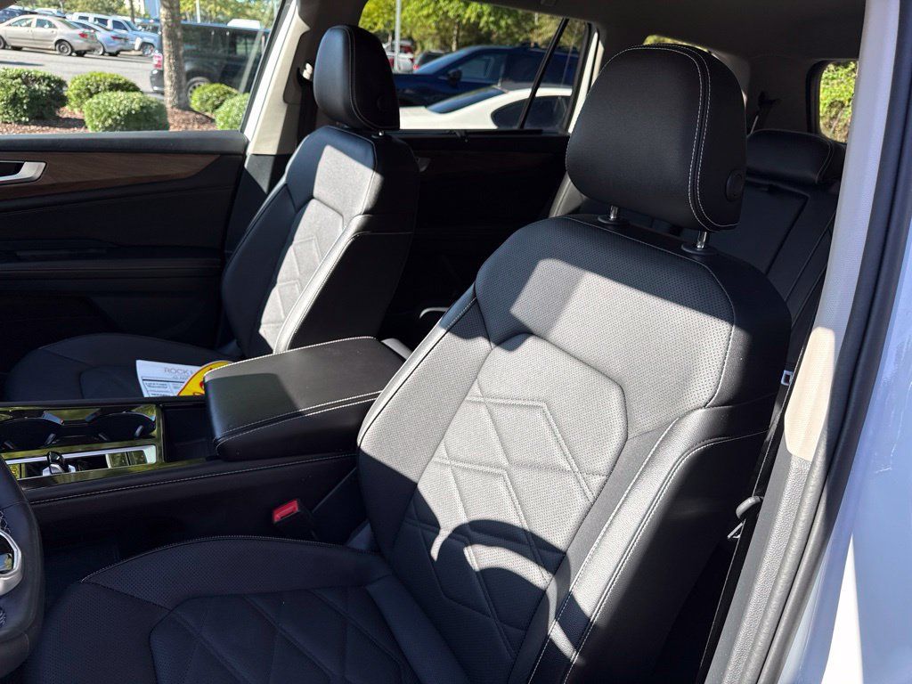 Used 2025 Volkswagen Atlas SE FWD image 17