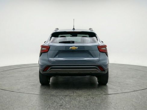 Used 2025 Chevrolet Trax LT w/ LT Convenience Package image 7