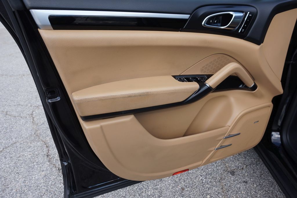 Used 2014 Porsche Cayenne Platinum Edition AWD/4WD image 17