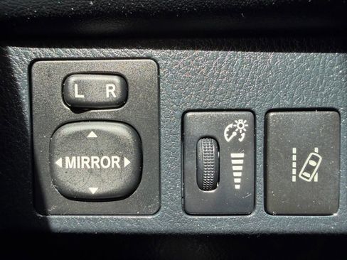 Used 2018 Toyota RAV4 LE AWD/4WD image 25