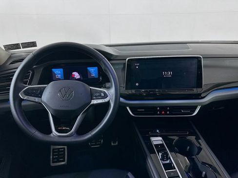 Used 2025 Volkswagen Atlas Peak Edition SE AWD/4WD image 23