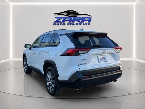 Used 2019 Toyota RAV4 XLE Premium w/ Cold Weather Package AWD/4WD image 5
