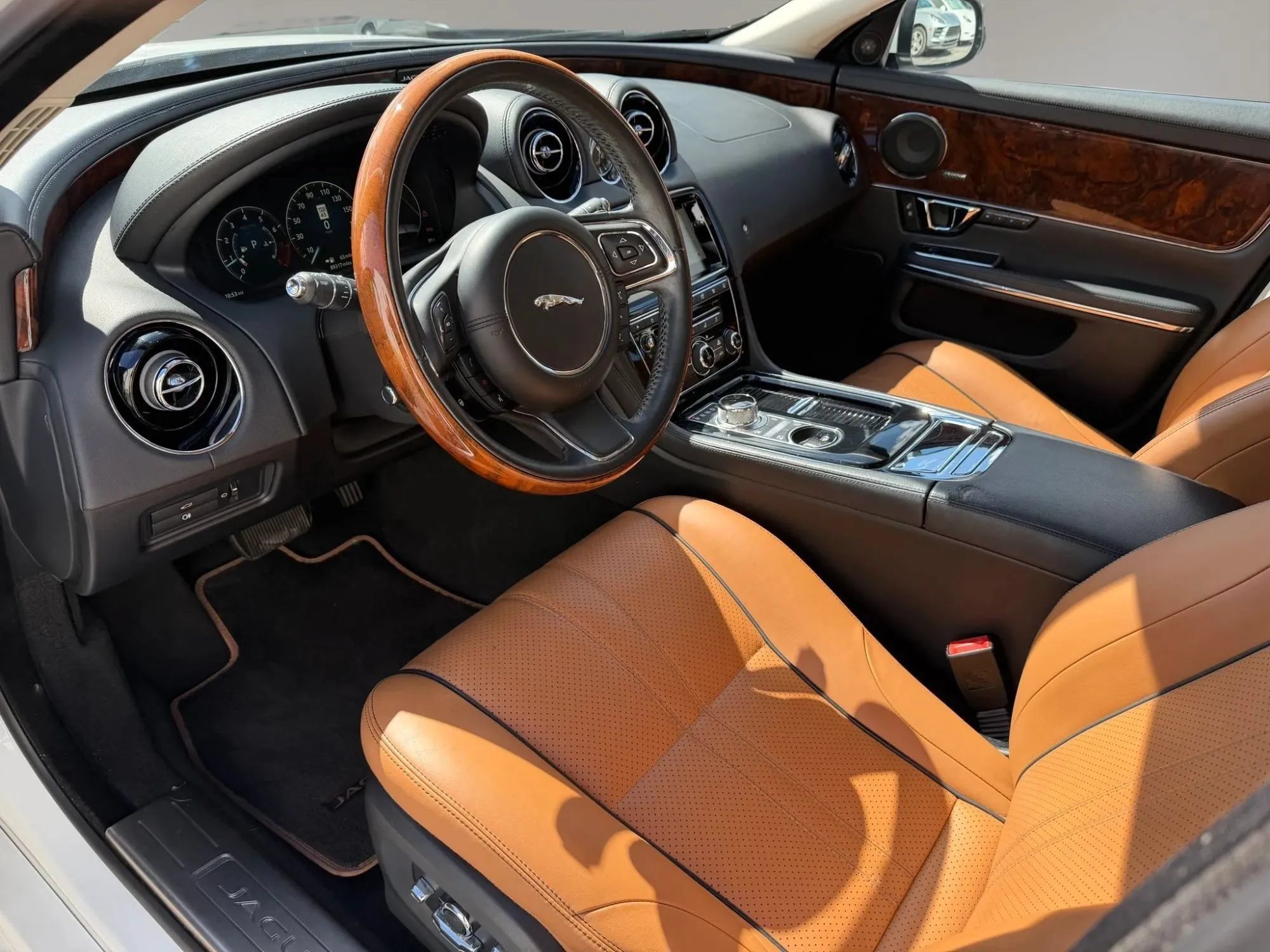 Used 2018 Jaguar XJ R-Sport RWD image 10