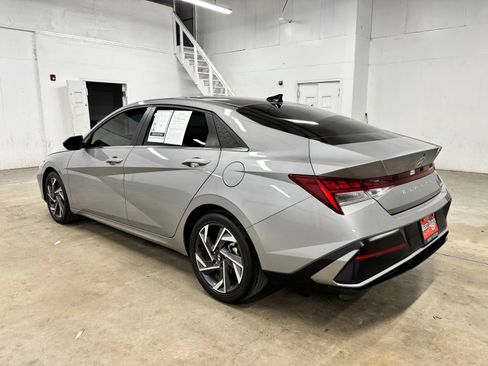 Certified 2025 Hyundai Elantra Limited FWD image 5