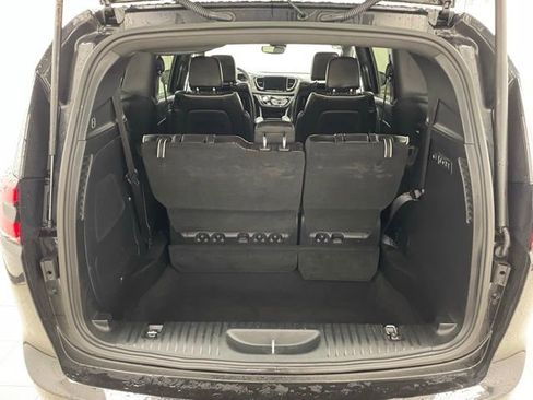 Used 2023 Chrysler Pacifica Limited w/ Uconnect Theater Family Group image 12
