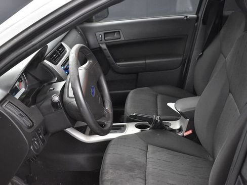 Used 2010 Ford Focus SE FWD image 9