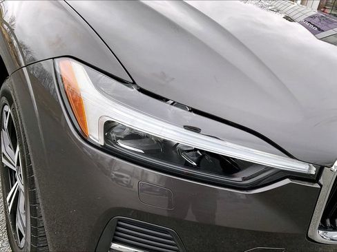 Used 2022 Volvo XC60 B5 Momentum w/ Climate Package image 32