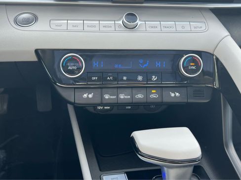 Certified 2024 Hyundai Elantra Limited FWD image 35