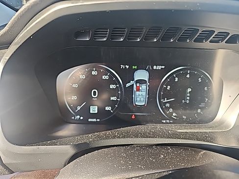 Used 2016 Volvo XC90 T6 Momentum w/ Momentum Plus Package image 9