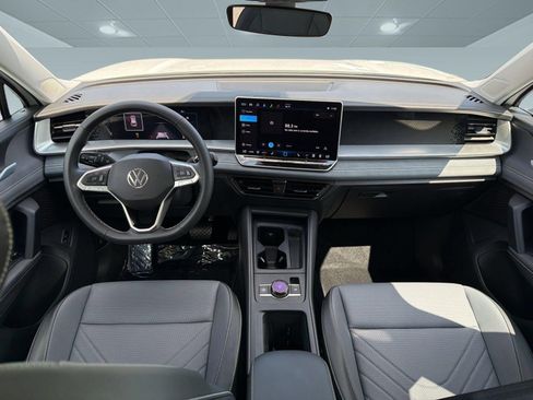 Used 2025 Volkswagen Tiguan SE AWD/4WD image 16