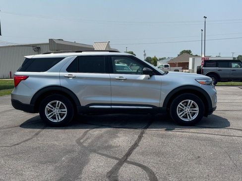 Used 2024 Ford Explorer XLT w/ Equipment Group 202A AWD/4WD image 2