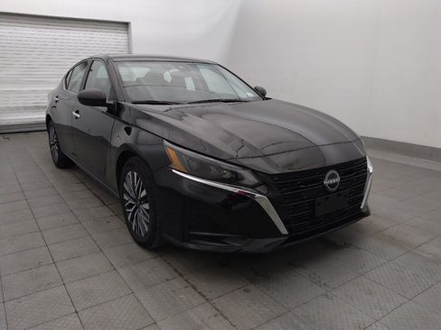 Used 2025 Nissan Altima 2.5 SV FWD image 13