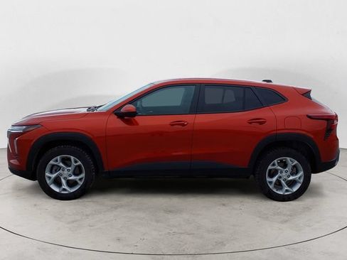 Used 2024 Chevrolet Trax LS w/ LS Convenience Package FWD image 2