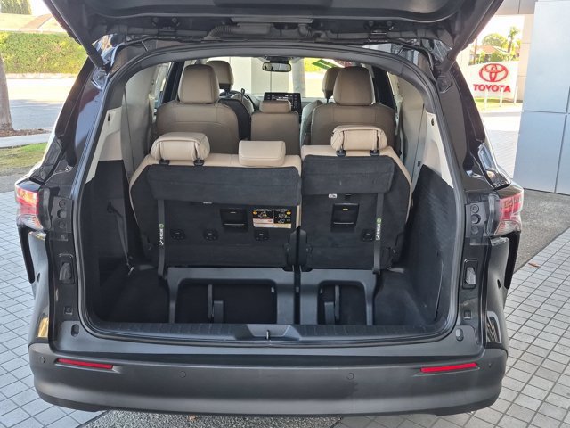 Used 2022 Toyota Sienna XLE w/ XLE Plus Package FWD image 11