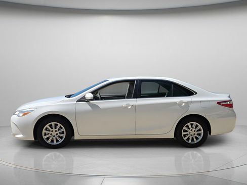 Used 2016 Toyota Camry LE FWD image 3