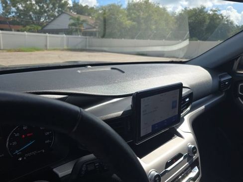 Used 2024 Ford Explorer XLT RWD image 10