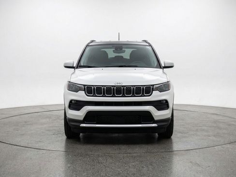 Used 2025 Jeep Compass Latitude AWD/4WD image 2