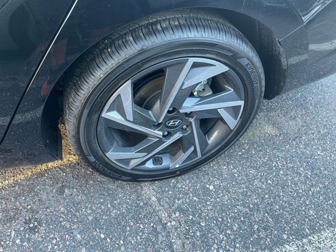 Used 2025 Hyundai Elantra Limited image 30