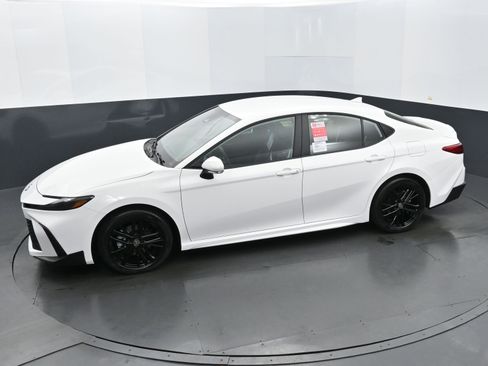 Used 2025 Toyota Camry SE image 28