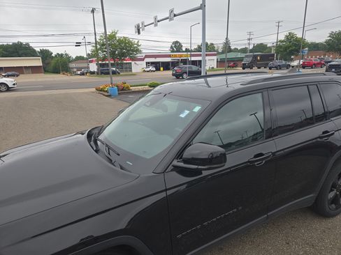 Used 2024 Jeep Grand Cherokee Altitude AWD/4WD image 9