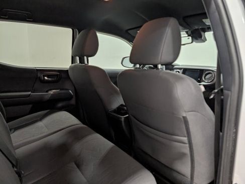 Used 2018 Toyota Tacoma TRD Sport image 19