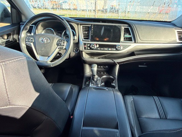 Used 2017 Toyota Highlander SE AWD/4WD image 11