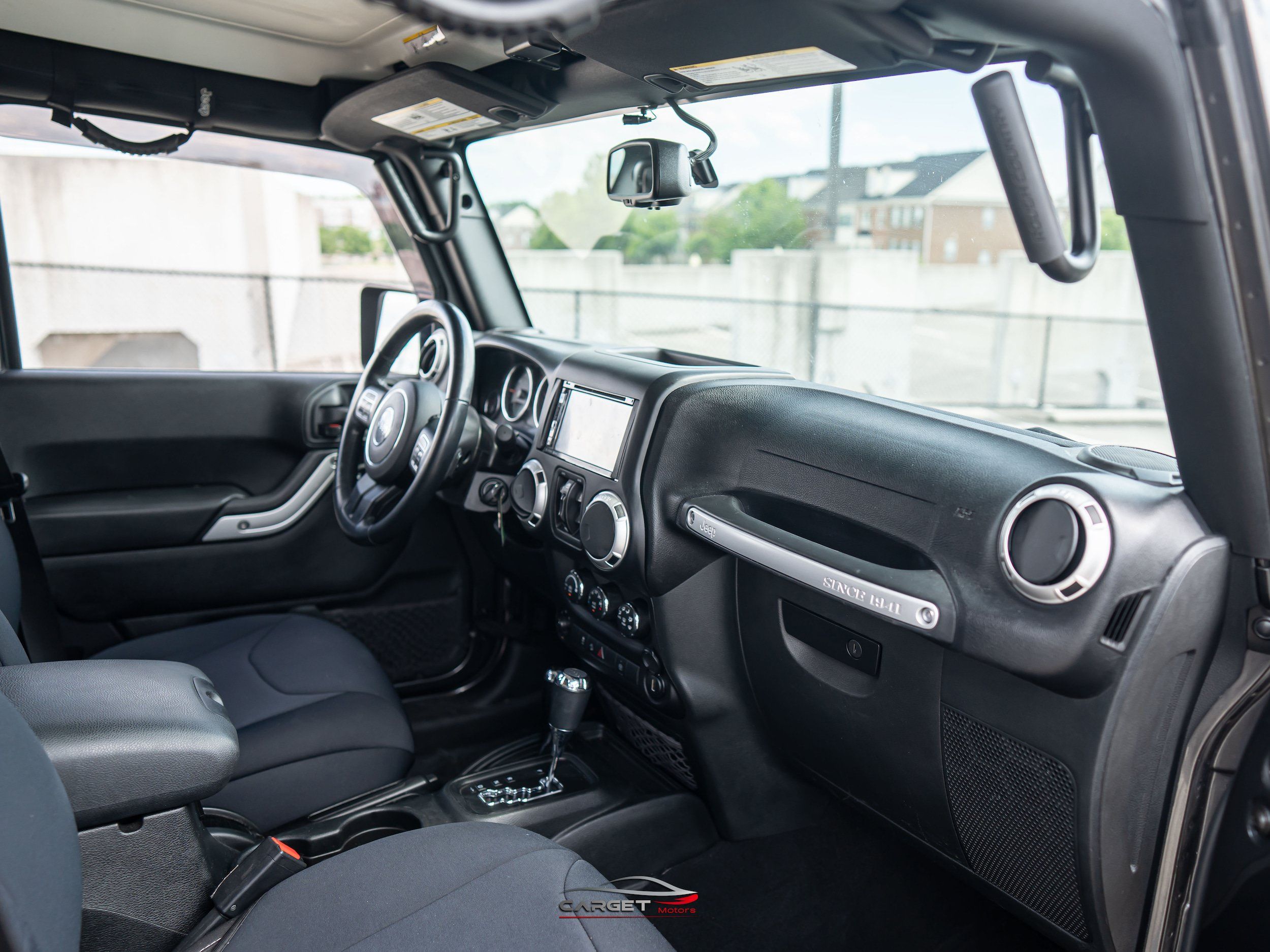 Used 2017 Jeep Wrangler Unlimited Sahara w/ Connectivity Group AWD/4WD image 15