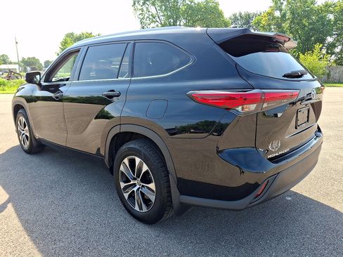 Used 2022 Toyota Highlander XLE AWD/4WD image 22