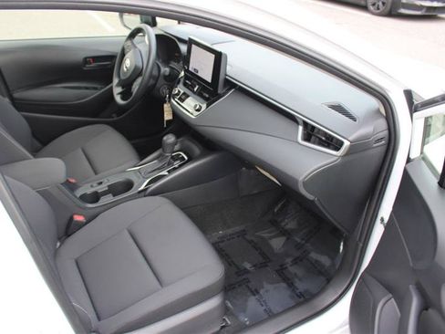 Used 2025 Toyota Corolla LE FWD image 9