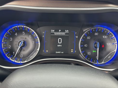 Used 2018 Chrysler Pacifica Touring Plus image 37