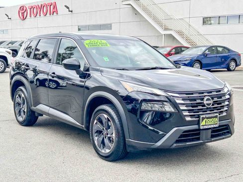 Used 2025 Nissan Rogue SV FWD image 3
