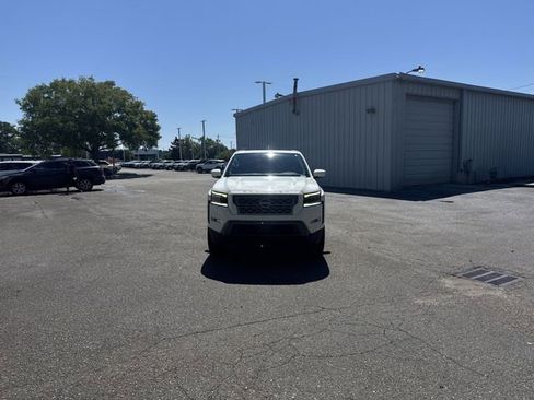 Used 2022 Nissan Frontier SV w/ SV Premium Package AWD/4WD image 2