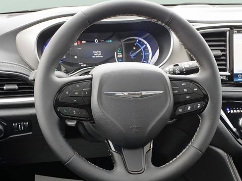 Used 2024 Chrysler Pacifica Premium FWD image 10