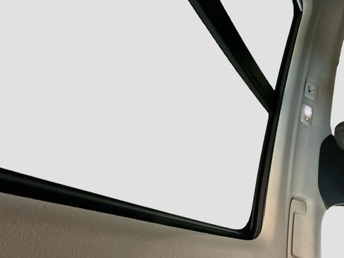 Used 2025 Volvo XC40 B5 Plus image 26