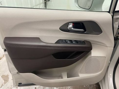 Used 2019 Chrysler Pacifica Touring-L Plus w/ Advanced Safetytec Group FWD image 14
