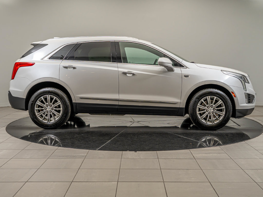 Used 2017 Cadillac XT5 Luxury w/ Driver Awareness Package FWD image 11