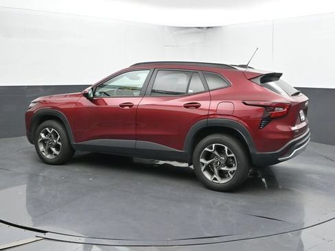 Used 2025 Chevrolet Trax LT FWD image 9