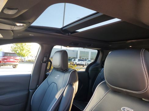 New 2026 Chrysler Pacifica Limited w/ S Appearance Package image 19