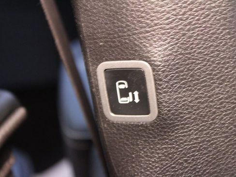 Used 2025 Chrysler Pacifica Select image 15