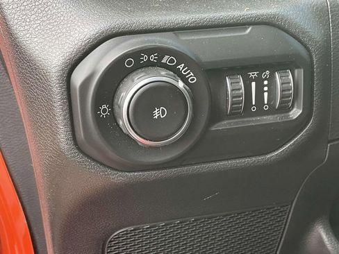 Used 2018 Jeep Wrangler Unlimited Sahara image 17