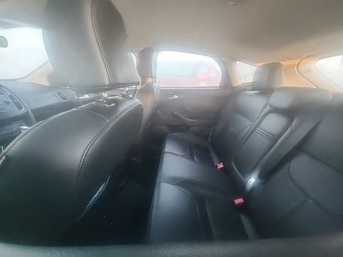 Used 2016 Ford Focus SE w/ Equipment Group 201A FWD image 4