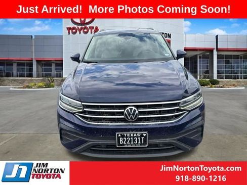 Used 2023 Volkswagen Tiguan SE w/ Panoramic Sunroof Package FWD image 2