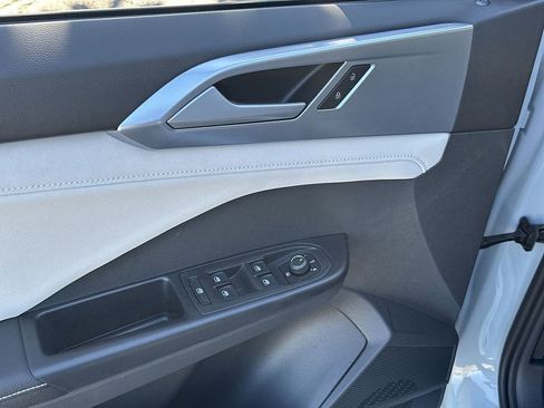 New 2026 Volkswagen Taos SE image 13