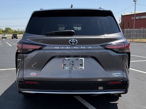 Used 2022 Toyota Sienna Limited FWD image 5