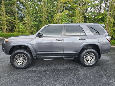 Used 2018 Toyota 4Runner TRD Off-Road Premium w/ TRD Performance Package AWD/4WD image 30