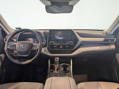 Used 2020 Toyota Highlander XLE image 15