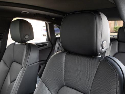Certified 2026 Porsche Macan AWD/4WD image 22