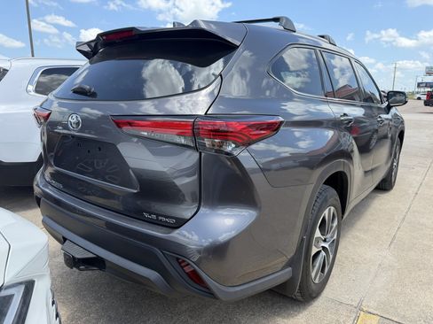 Used 2022 Toyota Highlander XLE AWD/4WD image 3