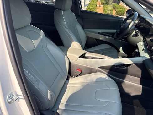 Certified 2025 Hyundai Elantra Limited FWD image 11