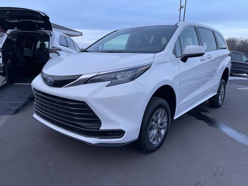 Used 2025 Toyota Sienna LE image 6